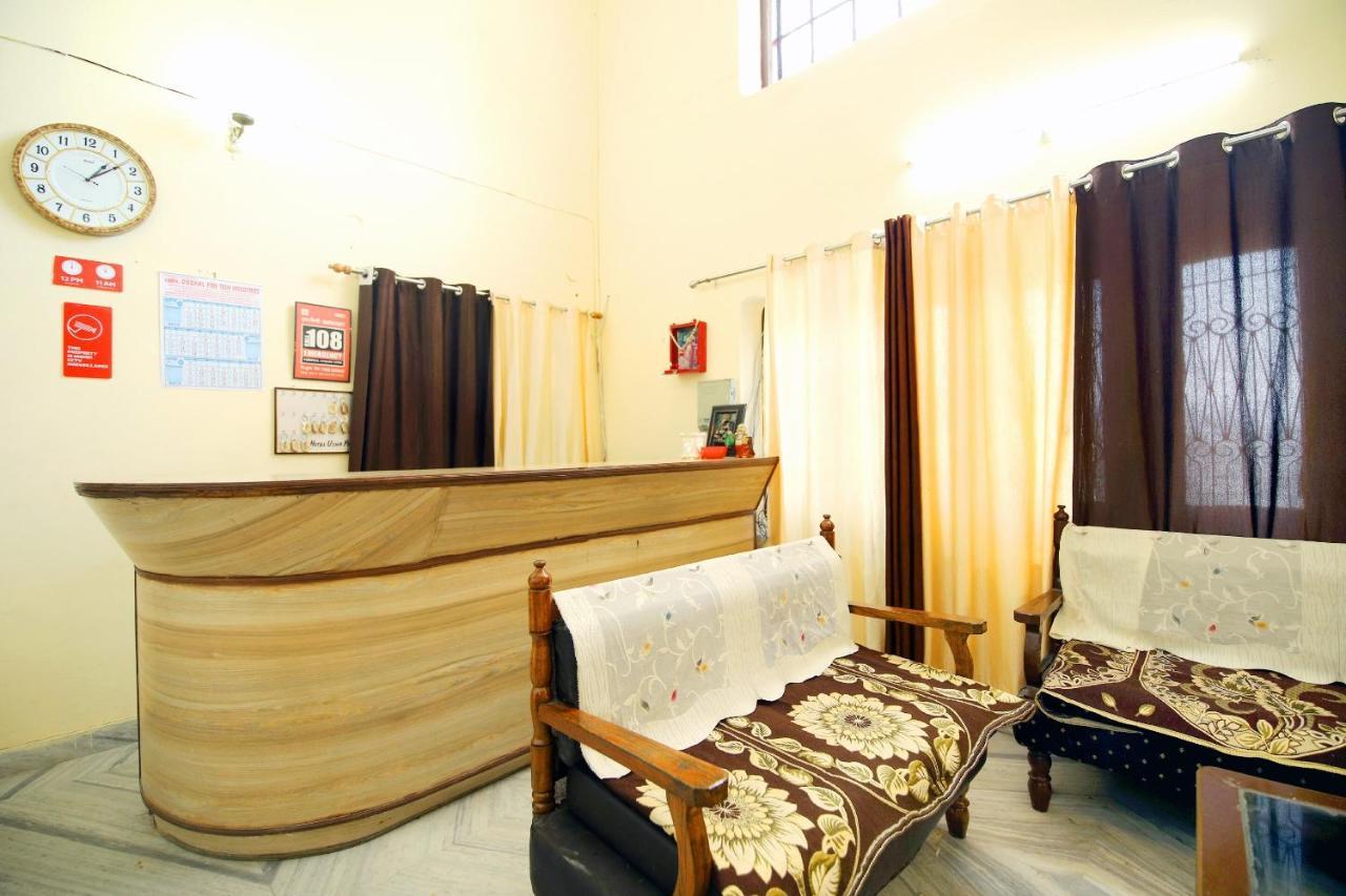 Oyo 8670 Hotel Usha Palace Мусори Екстериор снимка