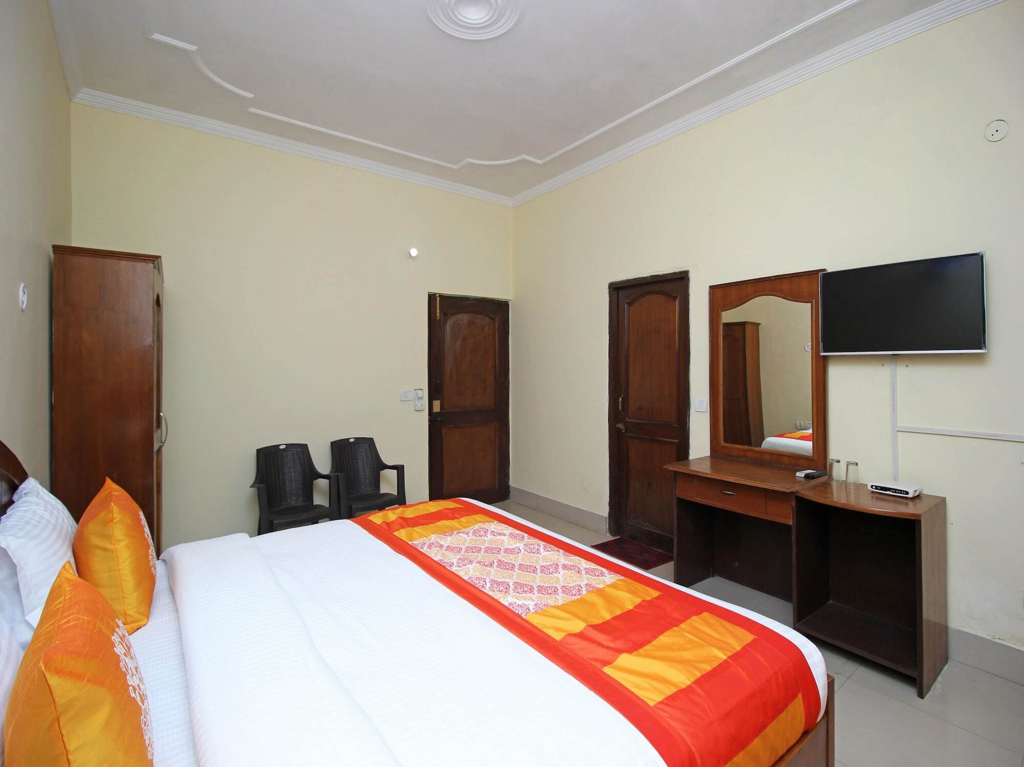 Oyo 8670 Hotel Usha Palace Мусори Екстериор снимка